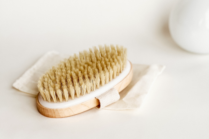 3 Reasons to Dry Brush Your Face (and 3 Reasons Not)
